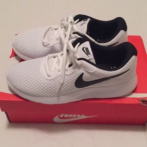 💙Nike Black and White Tanjun Shoes